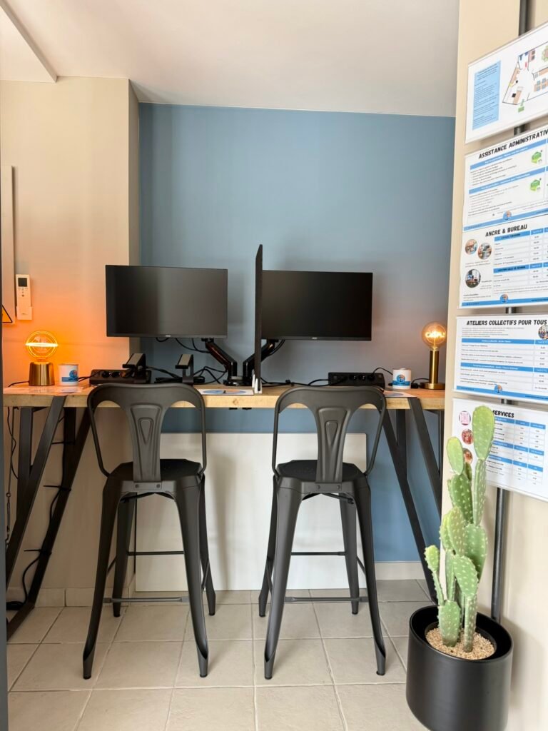 notre coin cocoonig avec des tables gautes et des doubles écrans